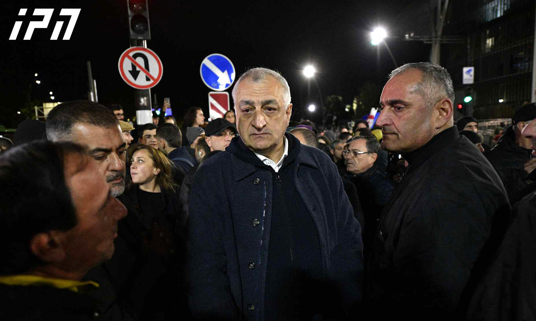 მამუკა ხაზარაძე მოქალაქეებს - პოლიციელებთან ზრდილობიანად, მეგობრულად, ეს არის მშვიდობიანი მოძრაობა - გამოდით და დაიცავით თქვენი ხმა, სახლიდან ყურება და „ფეისბუკზე“ კომენტარების წერა, არავის სიკეთეს არ მოუტანს