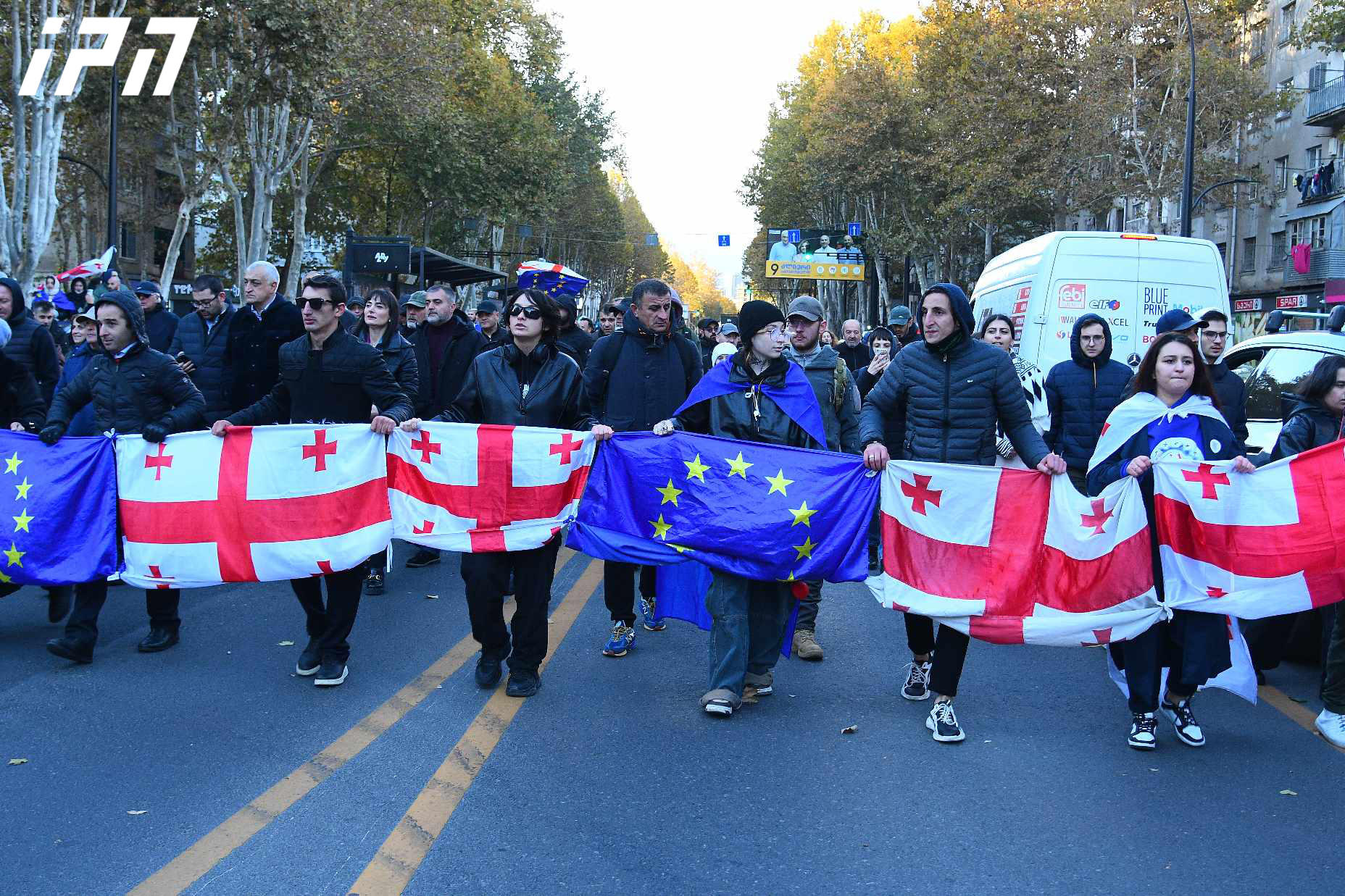 აქციის მონაწილეები საპროტესტო მსვლელობას სააკაძის მოედნის მიმართულებით აგრძელებენ