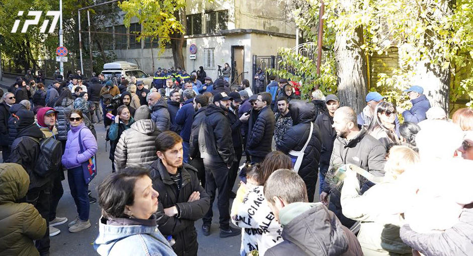 თბილისის სააპელაციო სასამართლოსთან ოპოზიციური კოალიციების ლიდერები და მხარდამჭერები იკრიბებიან