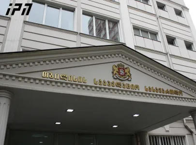 თბილისის სააპელაციო სასამართლოში პოლიციელზე თავდასხმაში მსჯავრდებული საბა ჯიქიას სასამართლო პროცესი მიმდინარეობს