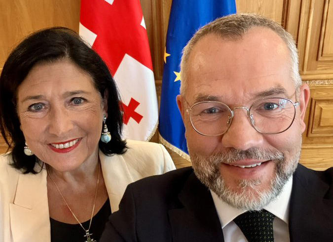 მაიკლ როთის ინფორმაციით, ევროკავშირის 8 ქვეყნის პარლამენტების კომიტეტების თავმჯდომარეები თბილისს 11 ნოემბერს ეწვევიან