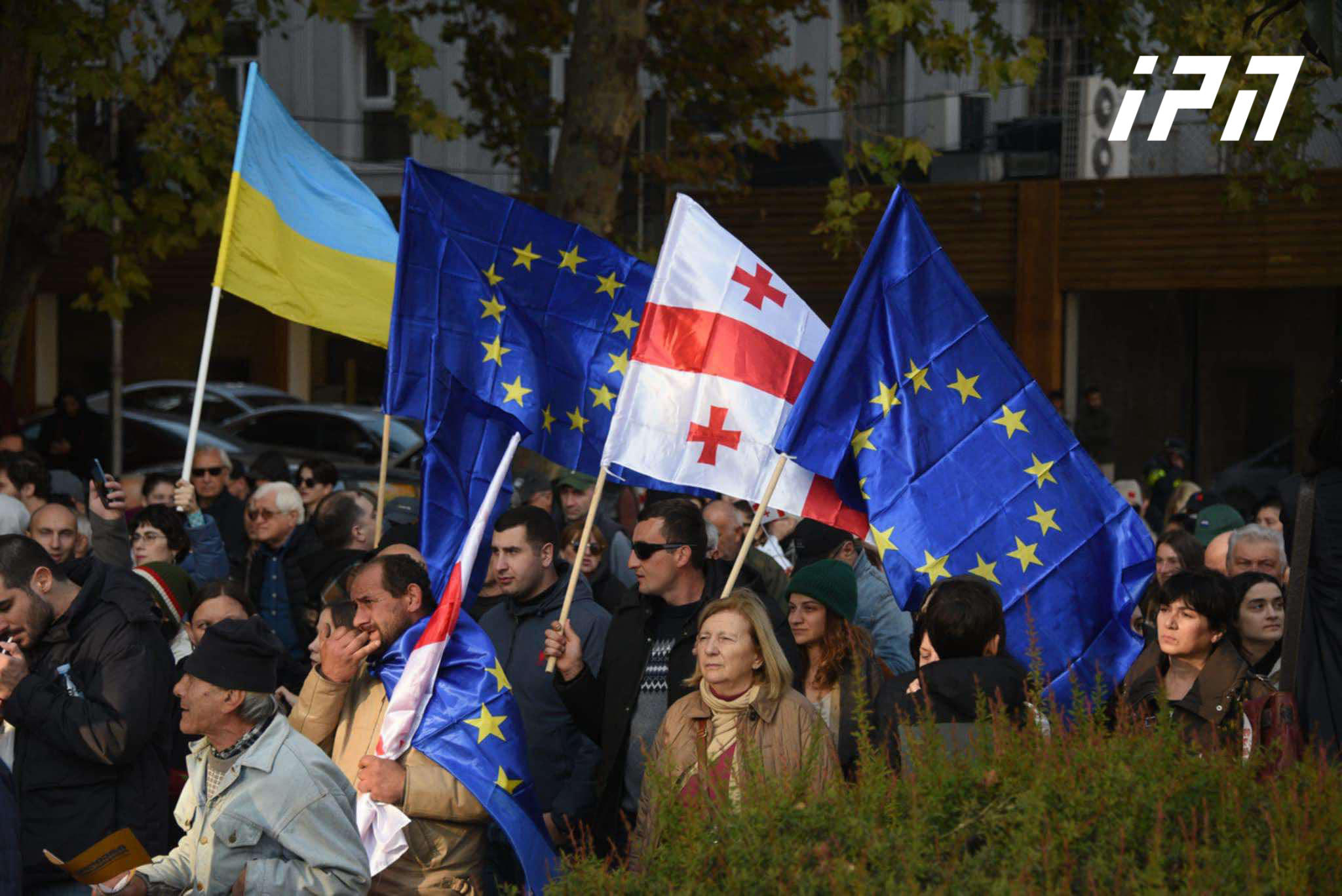 მეტროსადგურ "მარჯანიშვილის” მიმდებარე ტერიტორიიდან ოპოზიციური პარტიებისა და მოქალაქეების მსვლელობამ მტკვრის მარცხენა სანაპიროზე გადაინაცვლა, საიდანაც პრეზიდენტის ადმინისტრაციასთან გეგმავენ მისვლას