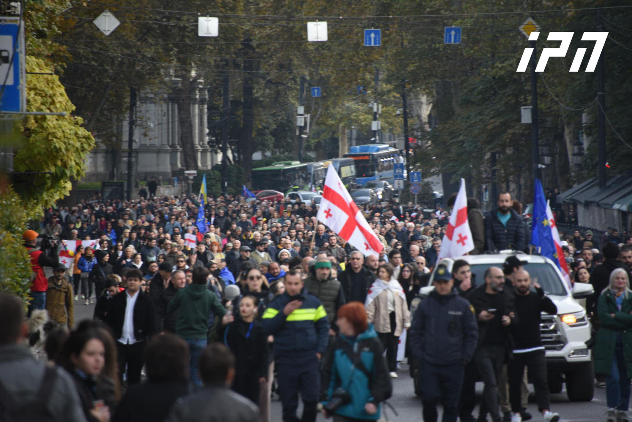 საპროტესტო მსვლელობის მონაწილეები რუსთაველის გამზირის გავლით ფილარმონიის მიმართულებით გადაადგილდებიან
