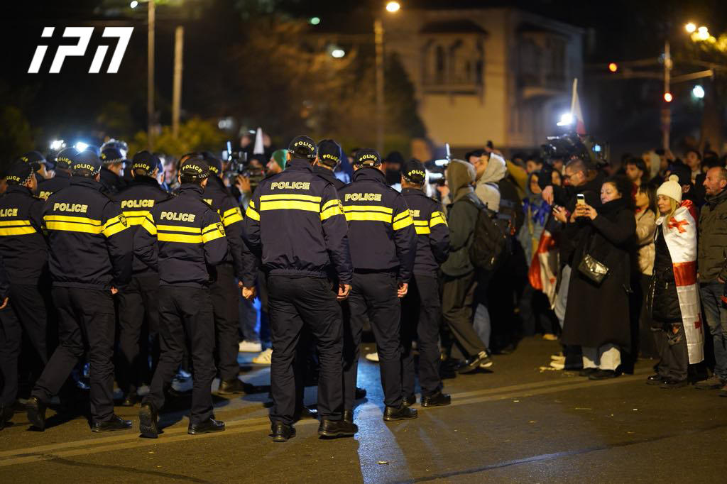 ჭიჭინაძისა და 9 აპრილის ქუჩებიდან საპოლიციო ძალები გაიყვანეს, თავისუფლების მოედანზე მხოლოდ საპატრულო პოლიცია რჩება, თუმცა ადგილზე ჯერ კიდევ დგას წყლის ჭავლის მანქანები