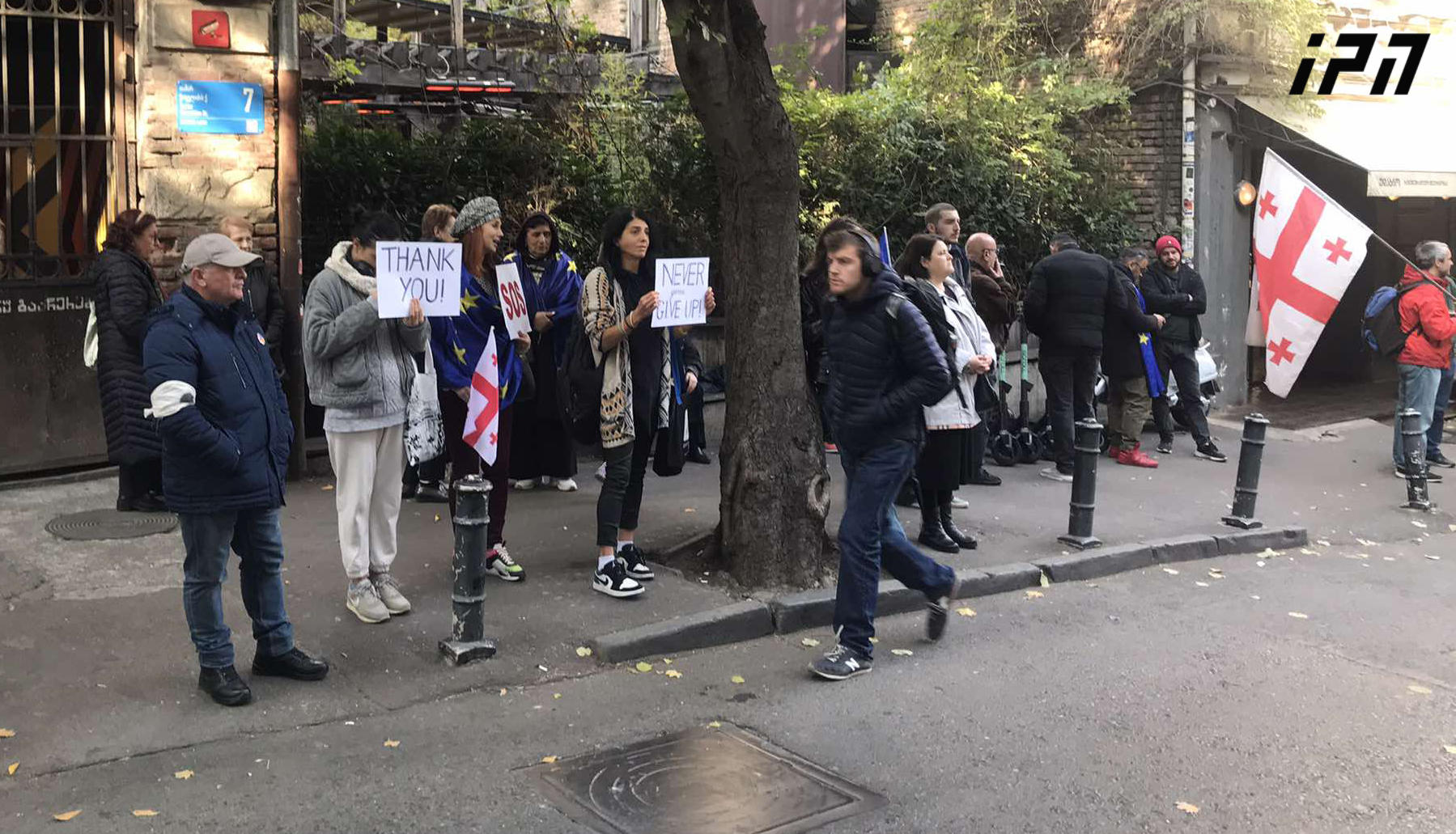 აქციის მონაწილეებმა ორბელიანის სასახლიდან სასტუმრო „რუმსთან“ გადაინაცვლეს, სადაც ევროკავშირის წევრი 8 ქვეყნის საპარლამენტო დელეგაცია ოპოზიციური პარტიების ლიდერებს ხვდება