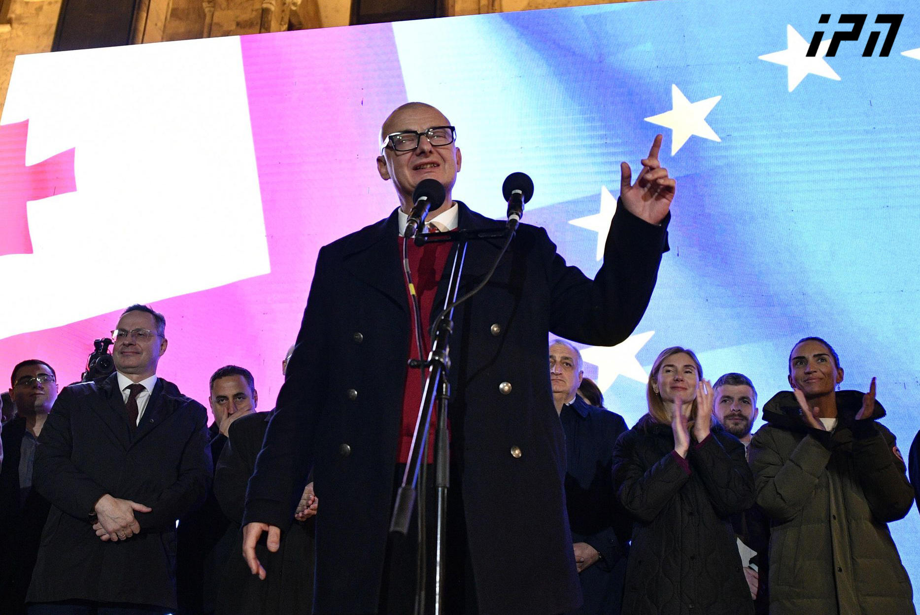 პოლონელი პარლამენტარი აქციის მონაწილეებს - ვისაც უნდა თქვენი ხმები და თავისუფლება მოიპაროს, გავიმეორებთ უკრაინელი ჯარისკაცების სიტყვებს - ეს არის ჩვენი პასუხი პუტინს, ჩვენ გავიმარჯვებთ! საქართველო იქნება ევროპაში!
