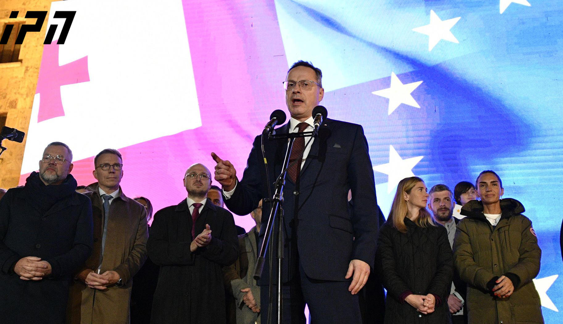 ჟიგიმანტას პავილიონისი - ვიღაც ცდილობს, რომ თქვენი თავისუფლება, თქვენი დემოკრატია წაიღოს - იბრძოლეთ თქვენი წევრობისთვის ევროკავშირსა და ნატოში და გახსოვდეთ, რომ არ არსებობს გაწევრიანების ორბანისეული გზა