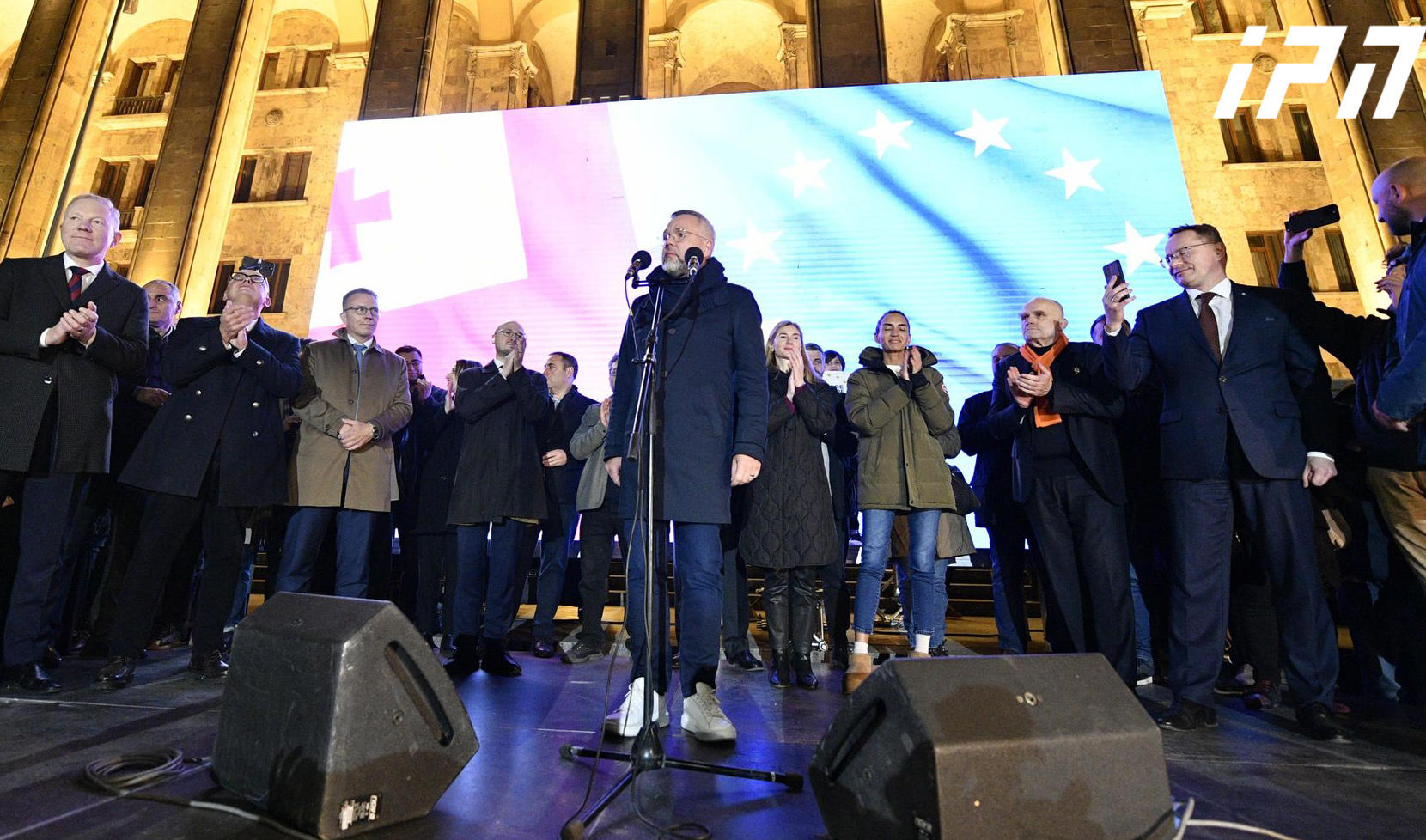 მიხაილ როთი აქციის მონაწილეებს - არ დანებდეთ, ძვირფასო მეგობრებო! - ჩვენ, ყველანი ისტორიის ერთ ფურცელზე ვიმყოფებით, თუ თქვენ გაიმარჯვებთ, ჩვენც გავიმარჯვებთ, თუ თქვენ გადარჩებით, ევროკავშირიც გადარჩება