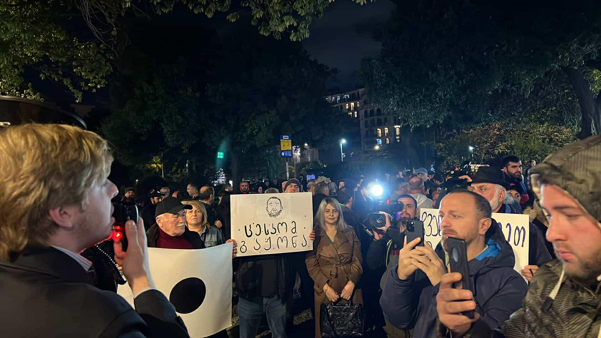 ბათუმში საპროტესტო აქცია ლოზუნგით - “არჩევნები გაყალბდა” მიმდინარეობს