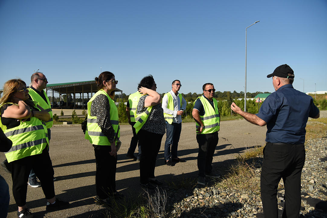 „საქართველოს მყარი ნარჩენების მართვის კომპანიის“ წარმომადგენლებმა, მონიტორინგის კომიტეტის წევრებმა და თეთრიწყაროს მცხოვრებლებმა აჭარის არასახიფათო ნარჩენების განთავსების ახალი ობიექტი დაათვალიერეს