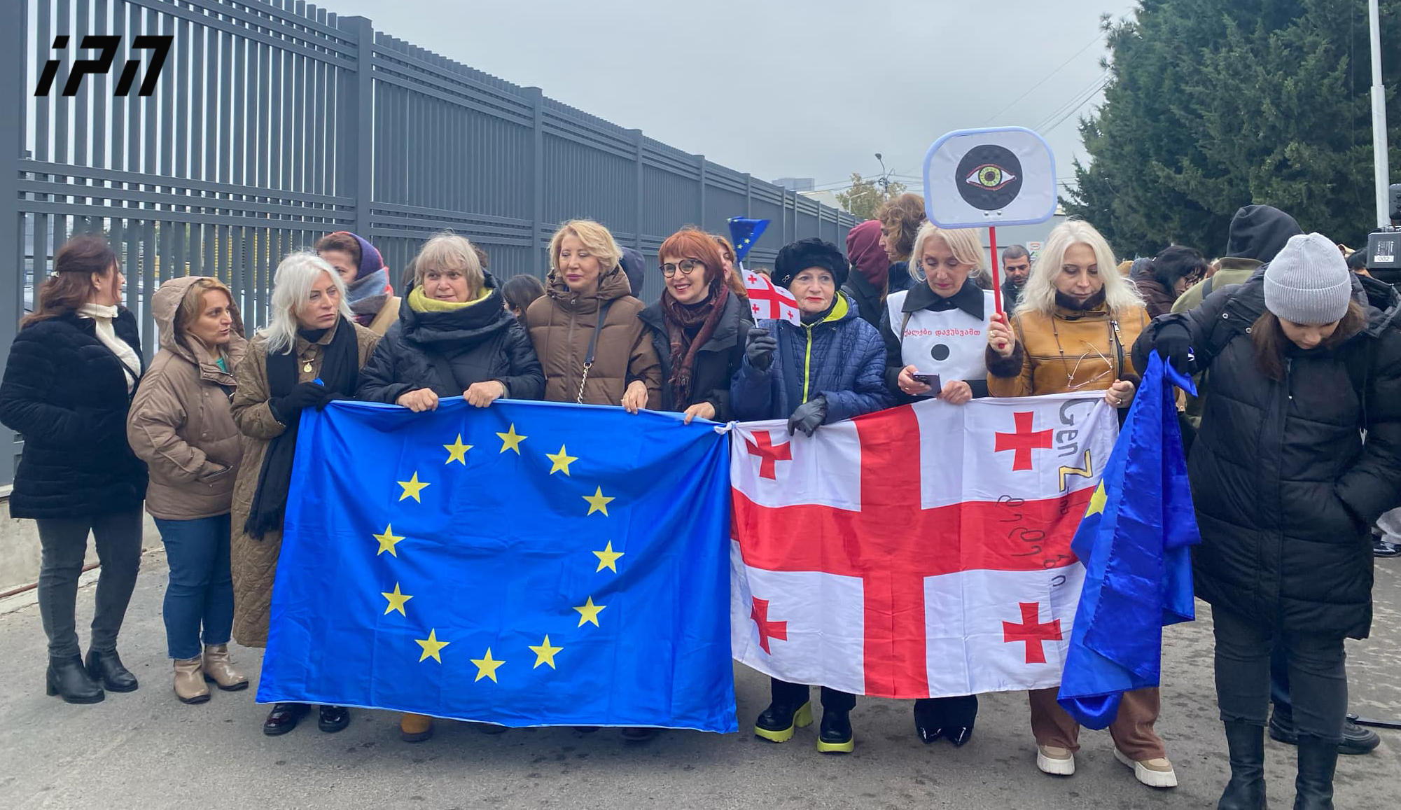 ცენტრალურ საარჩევნო კომისიასთან შეკრებილებმა ცესკო-ს ტერიტორია დატოვეს და მსვლელობით დავით აღმაშენებლის ძეგლის მიმართულებით მიდიან