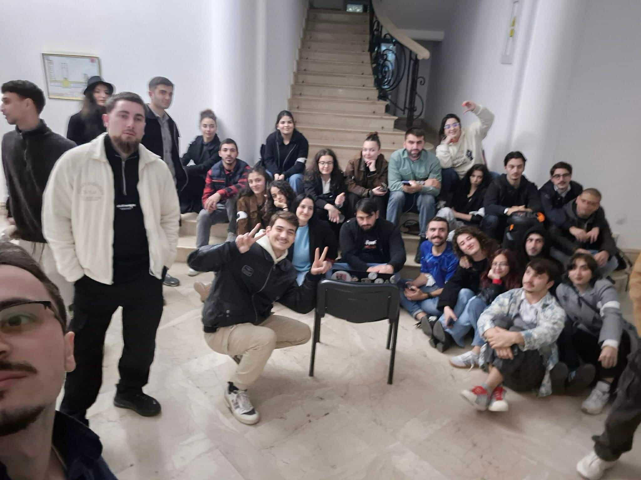 ბათუმის შოთა რუსთაველის სახელობის უნივერსიტეტის სტუდენტები პროტესტის ნიშნად ღამეს შენობაში გაათენებენ - ისინი ხელახალი არჩევნების დანიშვნას ითხოვენ