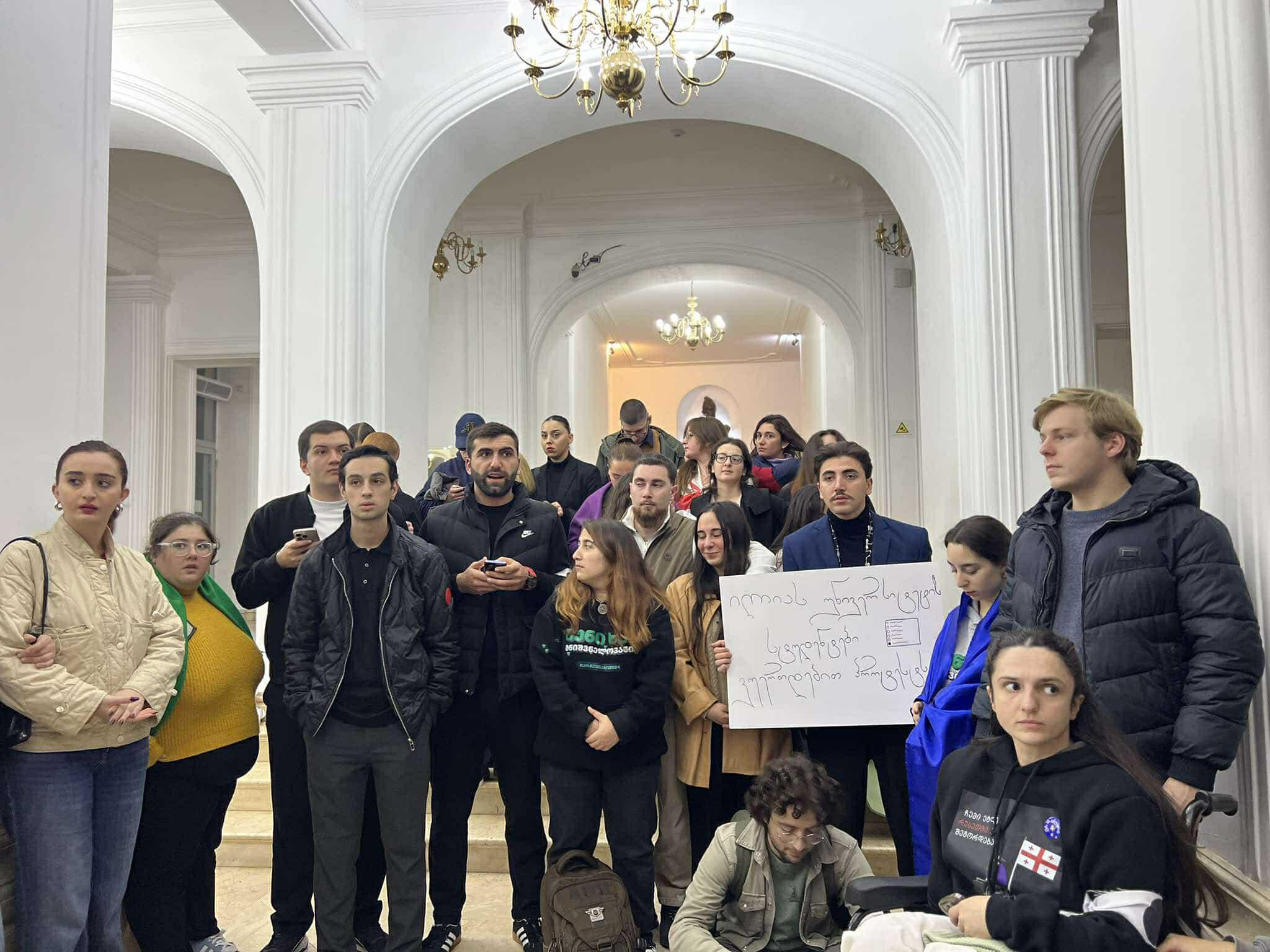 ბათუმის შოთა რუსთაველის სახელობის სახელმწიფო უნივერსიტეტის სტუდენტები, რომლებიც ბსუ-ს შენობაში მეორე ღამეა პროტესტის ნიშნად იმყოფებიან, თსუ-ს სტუდენტებს სოლიდარობას უცხადებენ