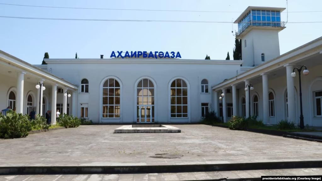 ასლან ბჟანიას განცხადებით, სოხუმის აეროპორტში ტექნიკური ავიარეისების განხორციელება დაიწყო