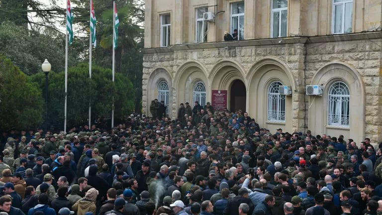სოხუმში მიმდინარე აქციის მონაწილეები - მოვითხოვთ ასლან ბჟანიას გადადგომას - მშვიდად წავიდეს, ფანჯრების და კარების ჩამტვრევა არ გვინდა