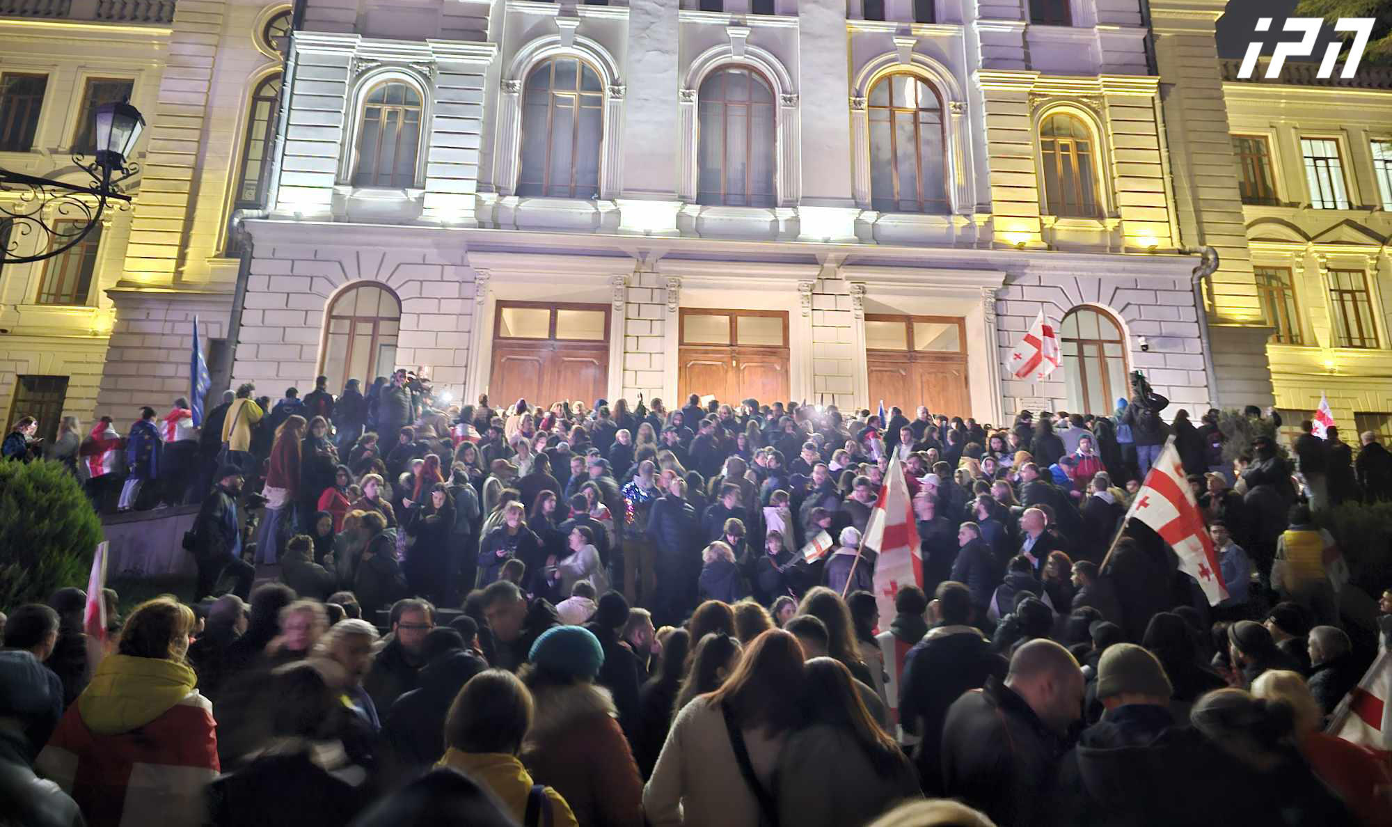 ჯგუფ „დაიტოვეს“ ორგანიზებული აქციის მონაწილეები თსუ-ს პირველ კორპუსთან მივიდნენ