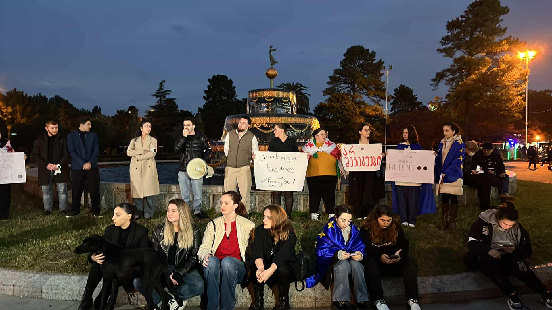 ბათუმის უნივერსიტეტთან სტუდენტები საპროტესტო აქციას მართავენ