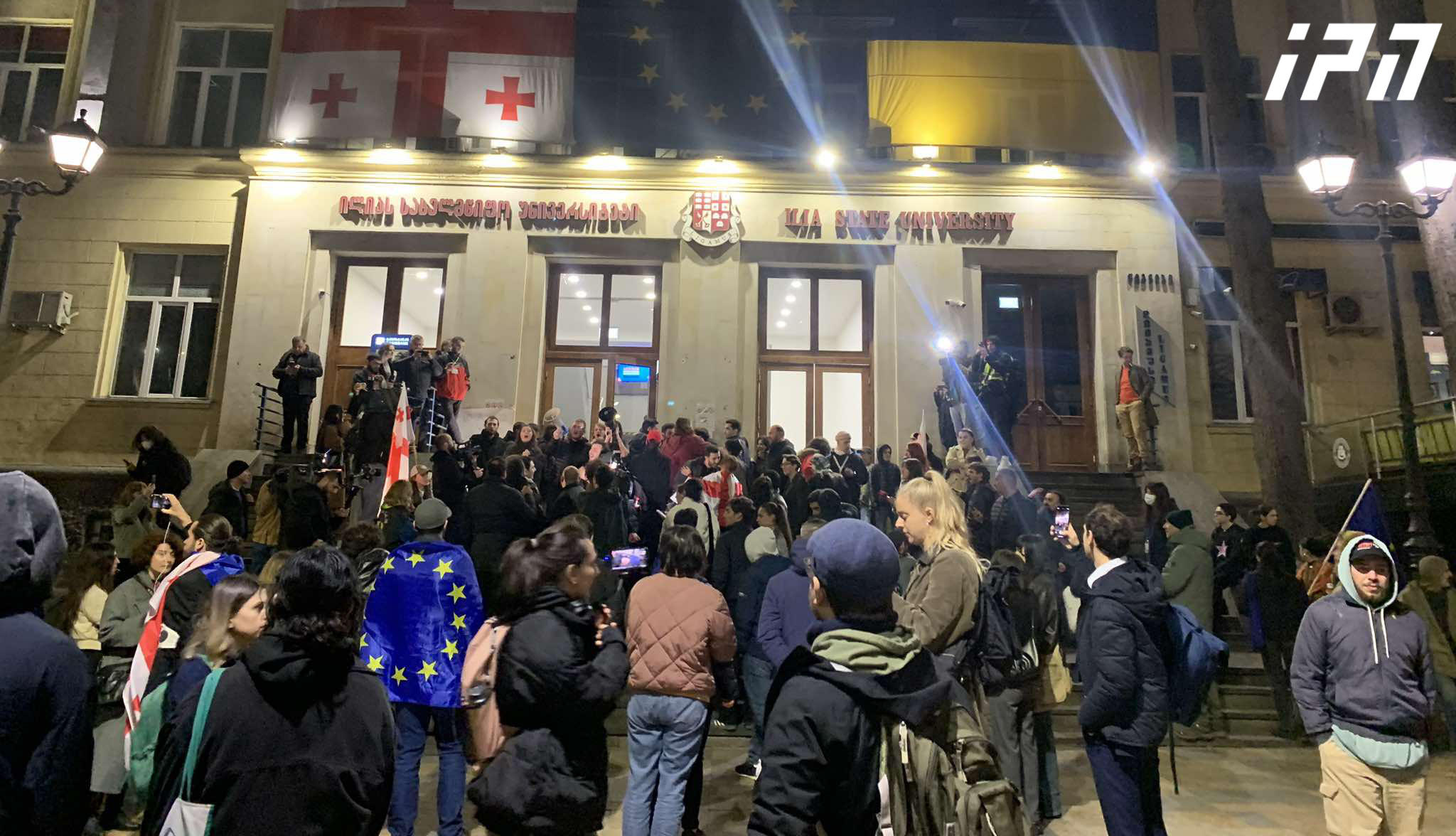 ახალგაზრდები, რომლებიც თსუ-ს მეორე კორპუსთან აქციას მართავდნენ, ილიას სახელმწიფო უნივერსიტეტთან მსვლელობით მივიდნენ
