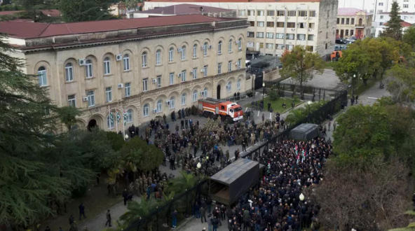 ოკუპირებულ აფხაზეთში მომიტინგეებმა „ვადამდელი არჩევნების“ შესახებ ასლან ბჟანიას წინადადებაზე უარი განაცხადეს