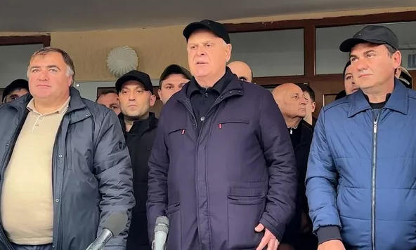 ასლან ბჟანია აცხადებს, რომ მომიტინგეების მიერ ე.წ. პარლამენტის შენობის დატოვების შემდეგ, ის თანამდებობას დატოვებს