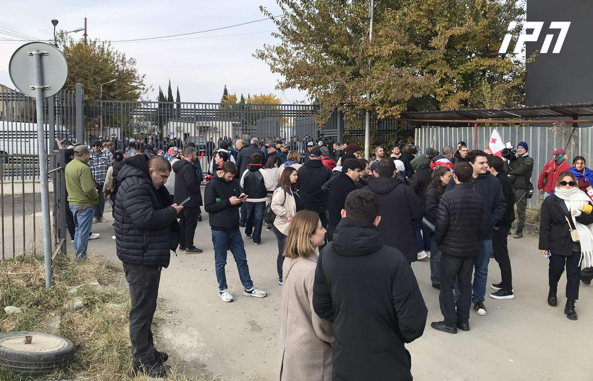 ცესკოს შენობასთან სხდომის პარალელურად მოქალაქეები იკრიბებიან