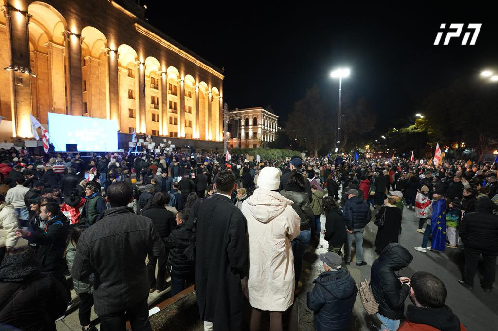 პარლამენტთან აქციაზე სახელწოდებით  - „დაიბრუნე ხმა“ იკრიბებიან