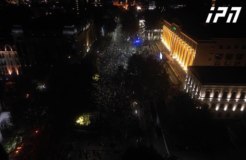 პარლამენტთან შეკრებილი აქციის მონაწილეები თსუ-სკენ დაიძრნენ - რატი ამაღლობელმა მათ უნივერსიტეტთან მყოფი პირების დახმარებისკენ მოუწოდა
