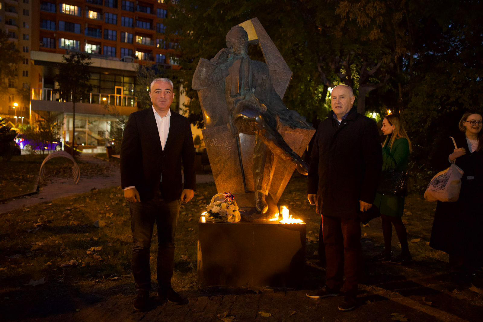 თბილისის მერია - ვაცლავ ჰაველის სახელობის სკვერში, მისი ალტერ ეგოს - ფერდინანდ ვანეკის სკამის ანალოგი დამონტაჟდა