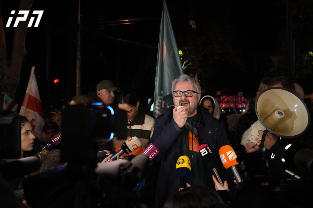 ნიკა გვარამია - პოლიციას კი არ ვთხოვთ, მოვითხოვთ და ვეუბნებით: ჩვენ ვიბრუნებთ სამშობლოს! კეთილი ინებეთ და ჩვენ გვერდით დადექით - ბიძინა ივანიშვილის პირადი გვარდია არ უნდა იყვნენ