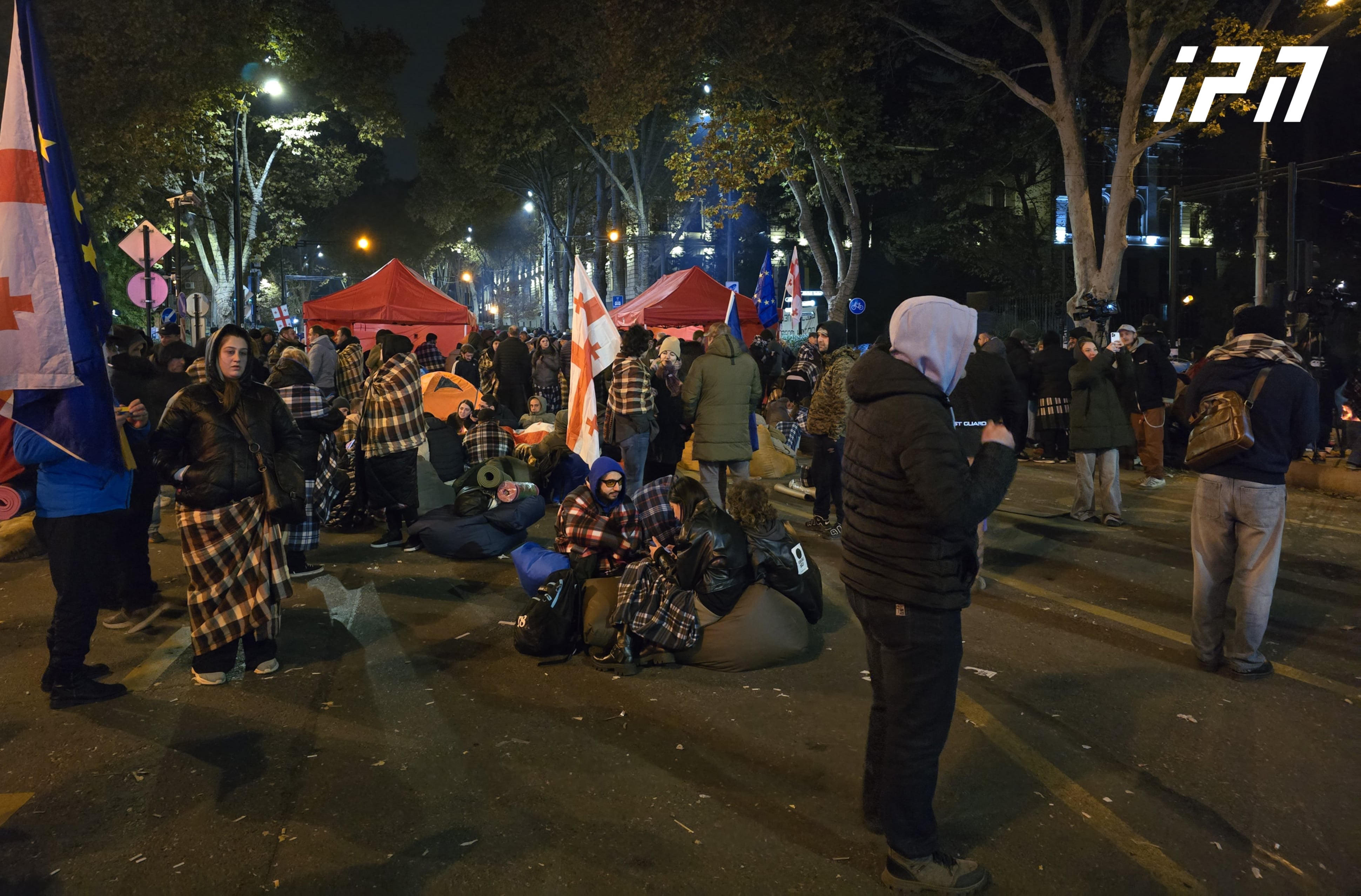 აქციის მონაწილეებმა ღამე კარვებში გაათენეს