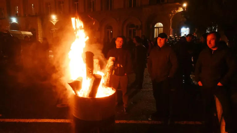 სოხუმში აფხაზეთის ე.წ. „სახელმწიფო ტელერადიოკომპანიის“  შენობის დაკავება სცადეს, დაცვამ გამაფრთხილებელი გასროლა განახორციელა