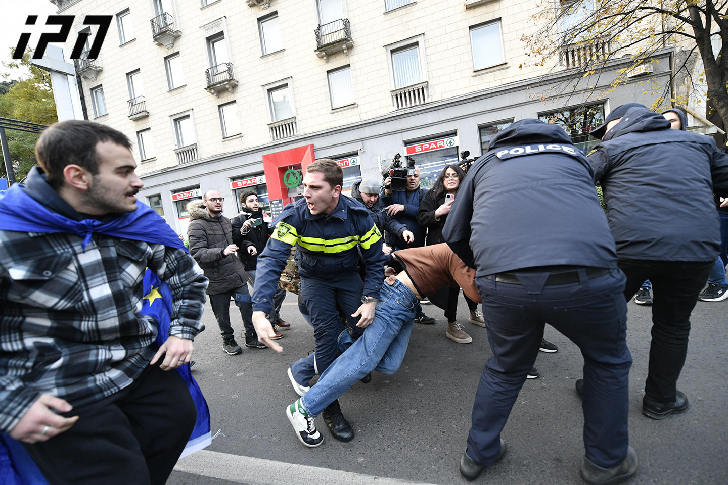 საია - მოვუწოდებთ შსს-ს, შეწყვიტოს მშვიდობიანი დემონსტრანტების საპოლიციო ძალებით დაშლა, არ დაუშვას აქციის მონაწილეების უკანონო დაკავება და მისცეს მათ პროტესტის გამოხატვის შესაძლებლობა