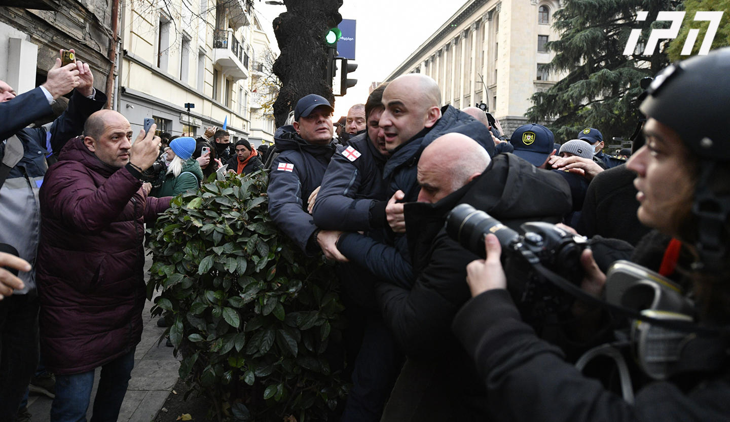 მელიქიშვილის გამზირზე, პოლიციასა და აქციის მონაწილეებს შორის ფიზიკური დაპირისპირებაა