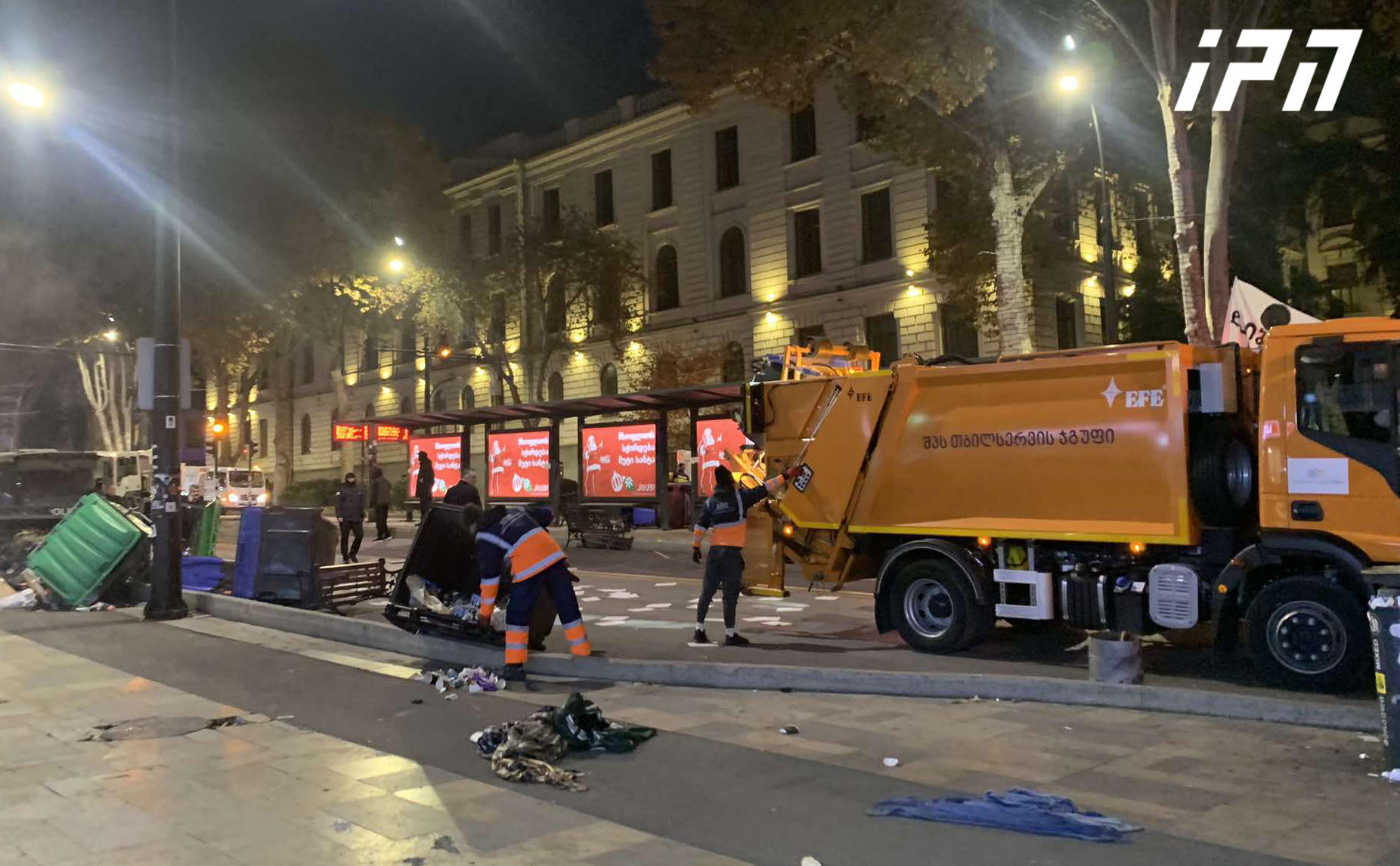 დასუფთავების სამსახურის თანამშრომლები ჭავჭავაძის გამზირს და მიმდებარე ქუჩებს ასუფთავებენ