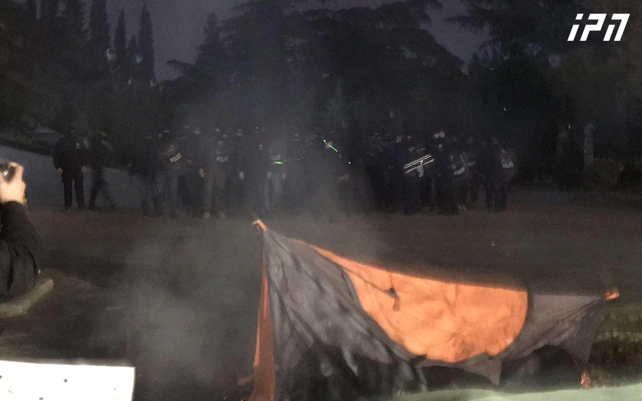 პოლიციელები აქციის მონაწილეებს დაშლის შესახებ აფრთხილებენ და ტერიტორიის დატოვებისკენ მოუწოდებენ