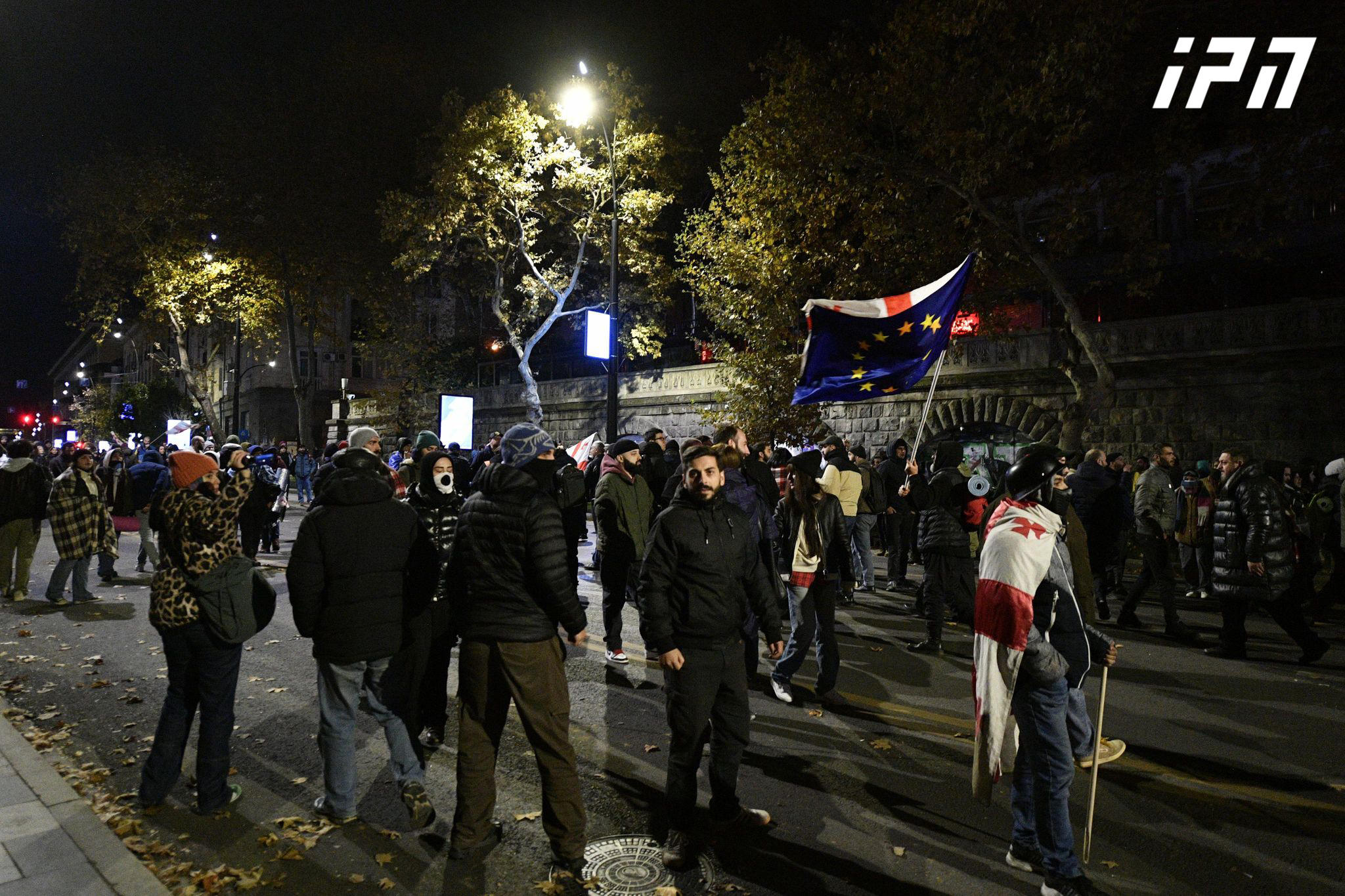 პოლიცია მელიქიშვილის გამზირს მომიტინგეებისგან ათავისუფლებს - დემონსტრანტები ფილარმონიის მიმდებარე ტერიტორიისკენ ინაცვლებენ