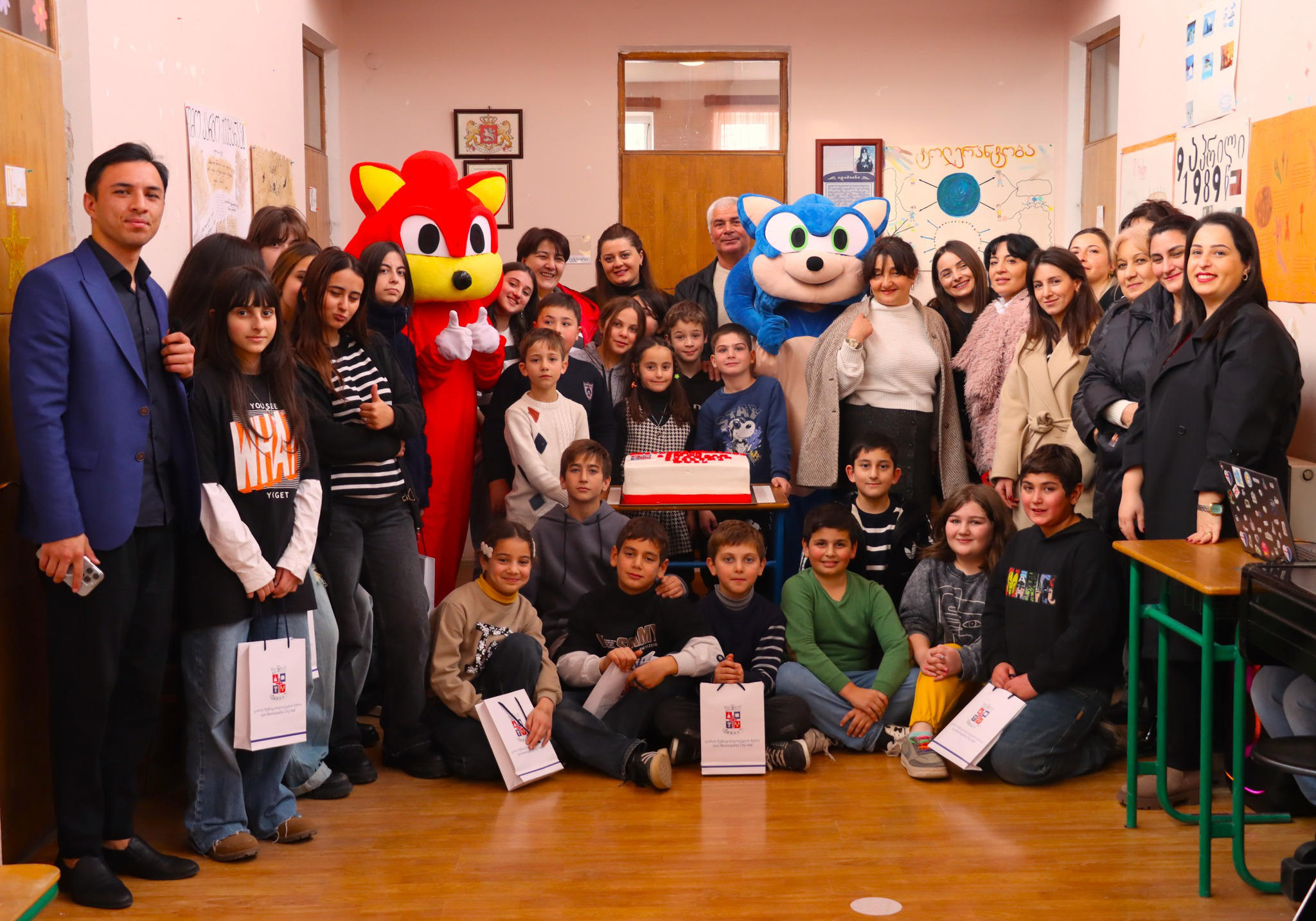 გორის მუნიციპალიტეტის მერიის წარმომადგენლებმა სოფელ ერგნეთის საჯარო სკოლის მოსწავლეებს მსოფლიო ბავშვთა დღე მიულოცეს