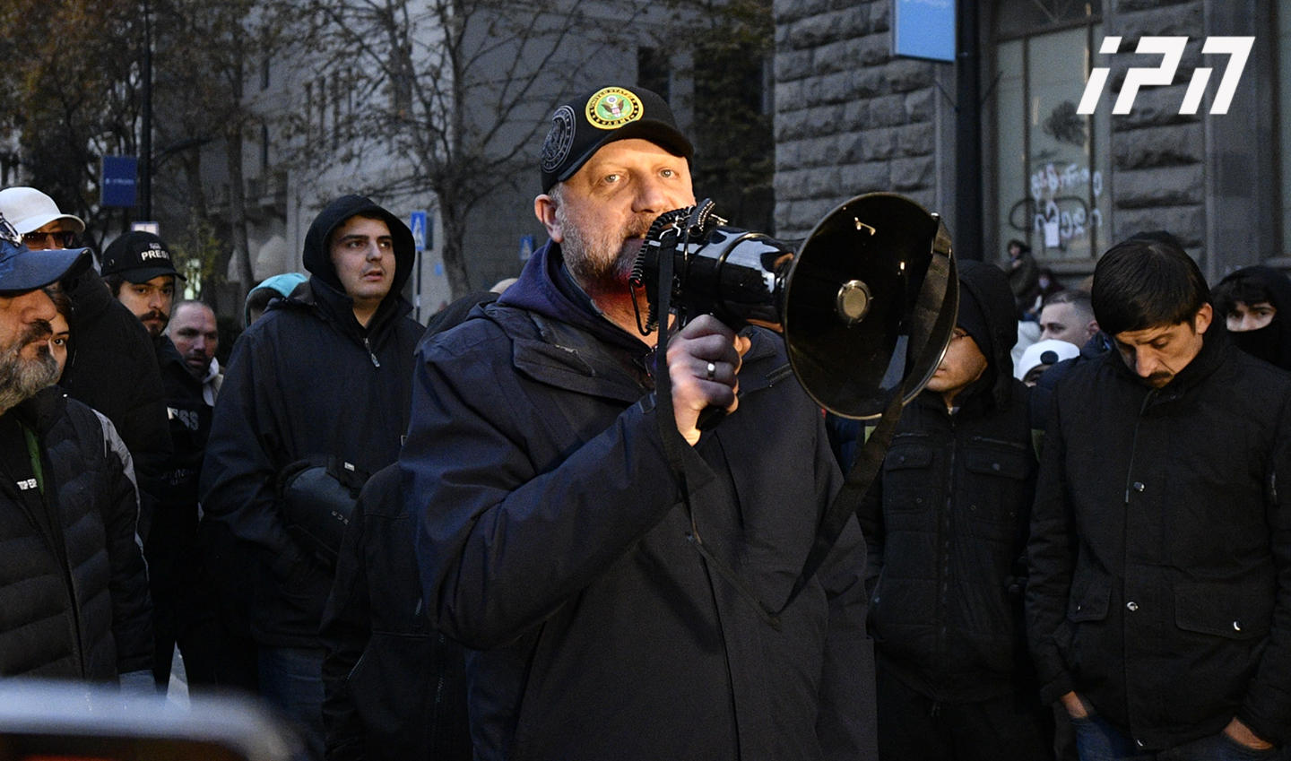ოპოზიციური პარტიების გადაწყვეტილებით, მელიქიშვილის გამზირზე შეკრებილი აქციის მონაწილეები, ახალი სამოქმედო გეგმის შეთანხმებამდე, ამ ეტაპზე დაიშლებიან
