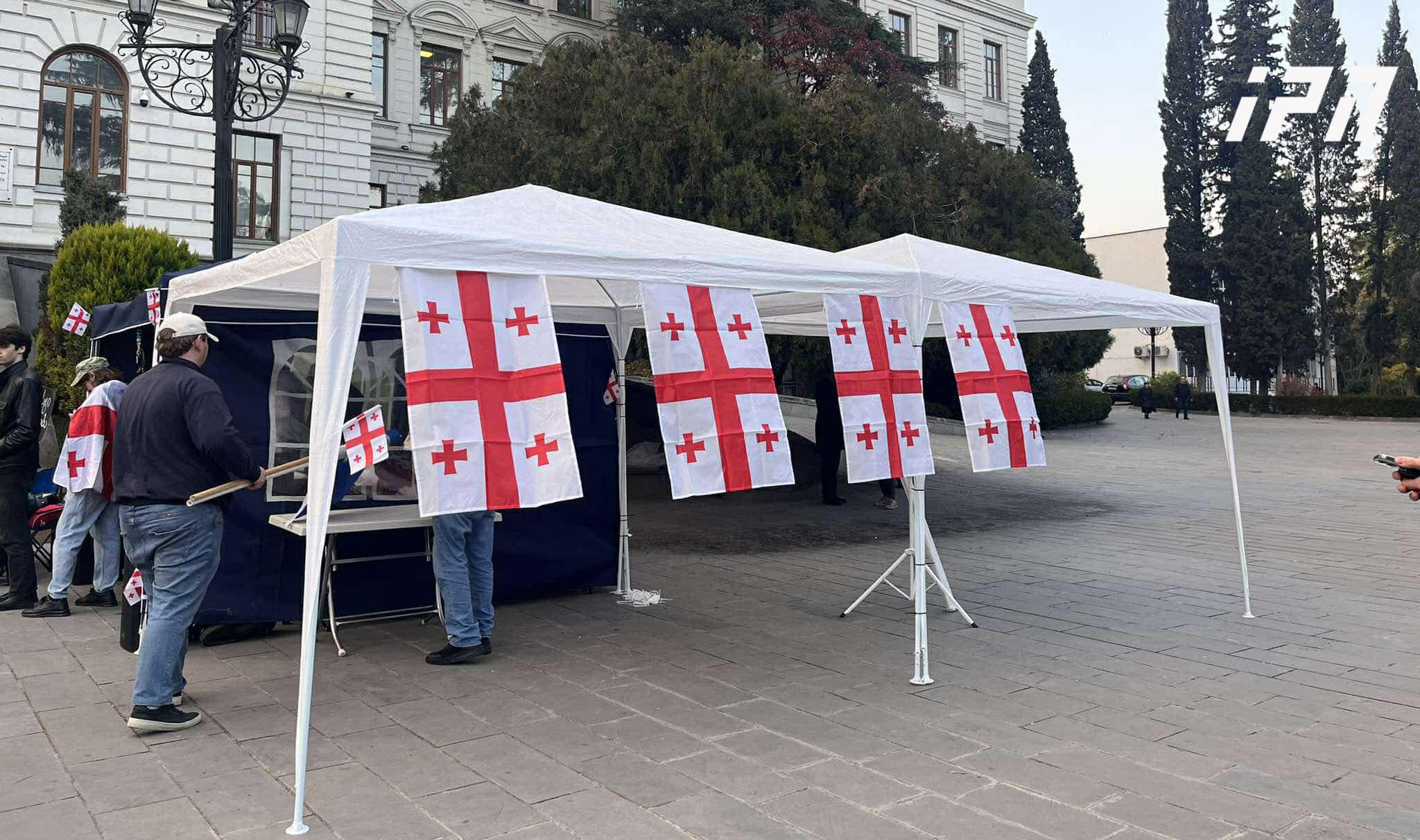 სტუდენტების ნაწილის განცხადებით, მათ თსუ-ს შენობაში არ უშვებენ - ისინი უნივერსიტეტის ეზოში კარავს შლიან