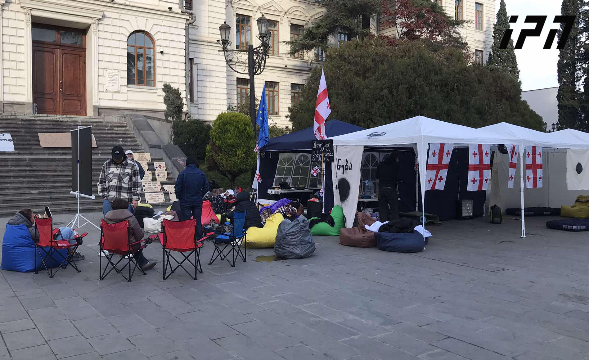 სტუდენტების ნაწილმა ღამე თსუ-ს ეზოში გაათენა - სტუდენტები პროტესტს განაგრძობენ