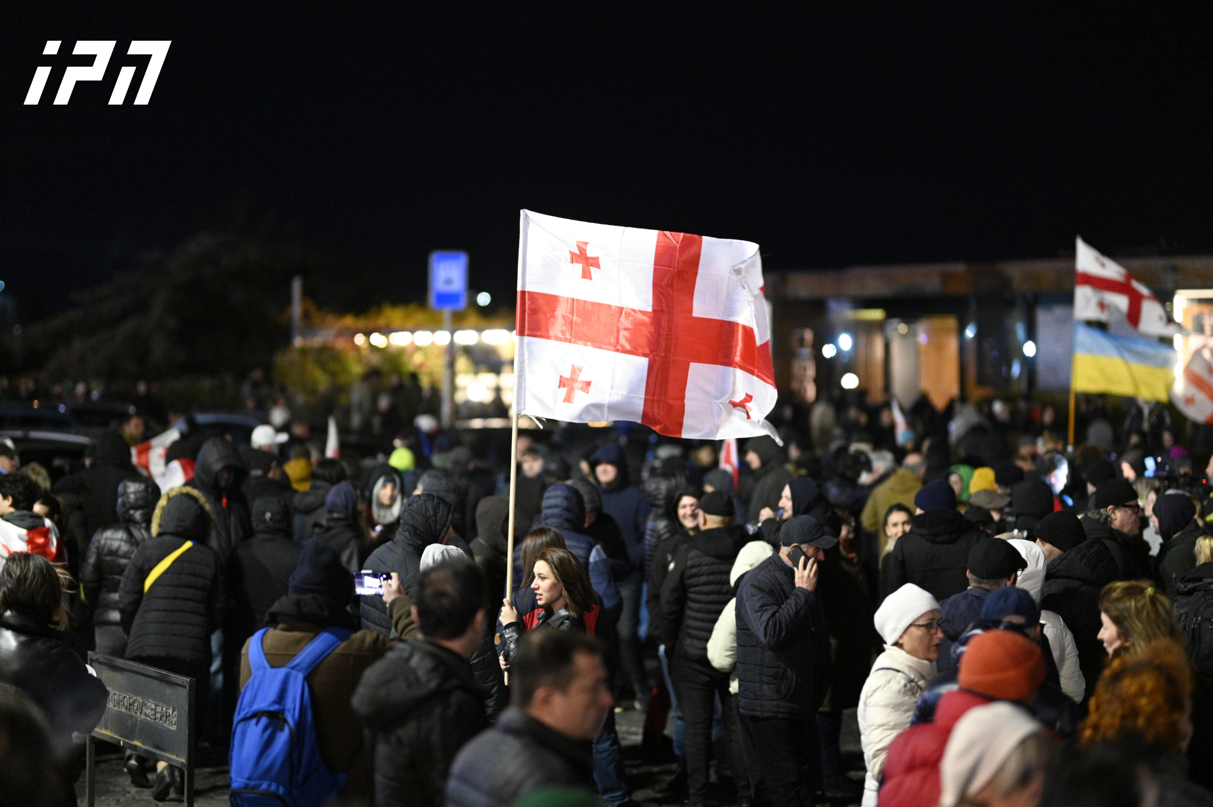 რესპუბლიკის მოედანზე შეკრებილი აქციის მონაწილეები მსვლელობით საქართველოს პარლამენტისკენ მიემართებიან