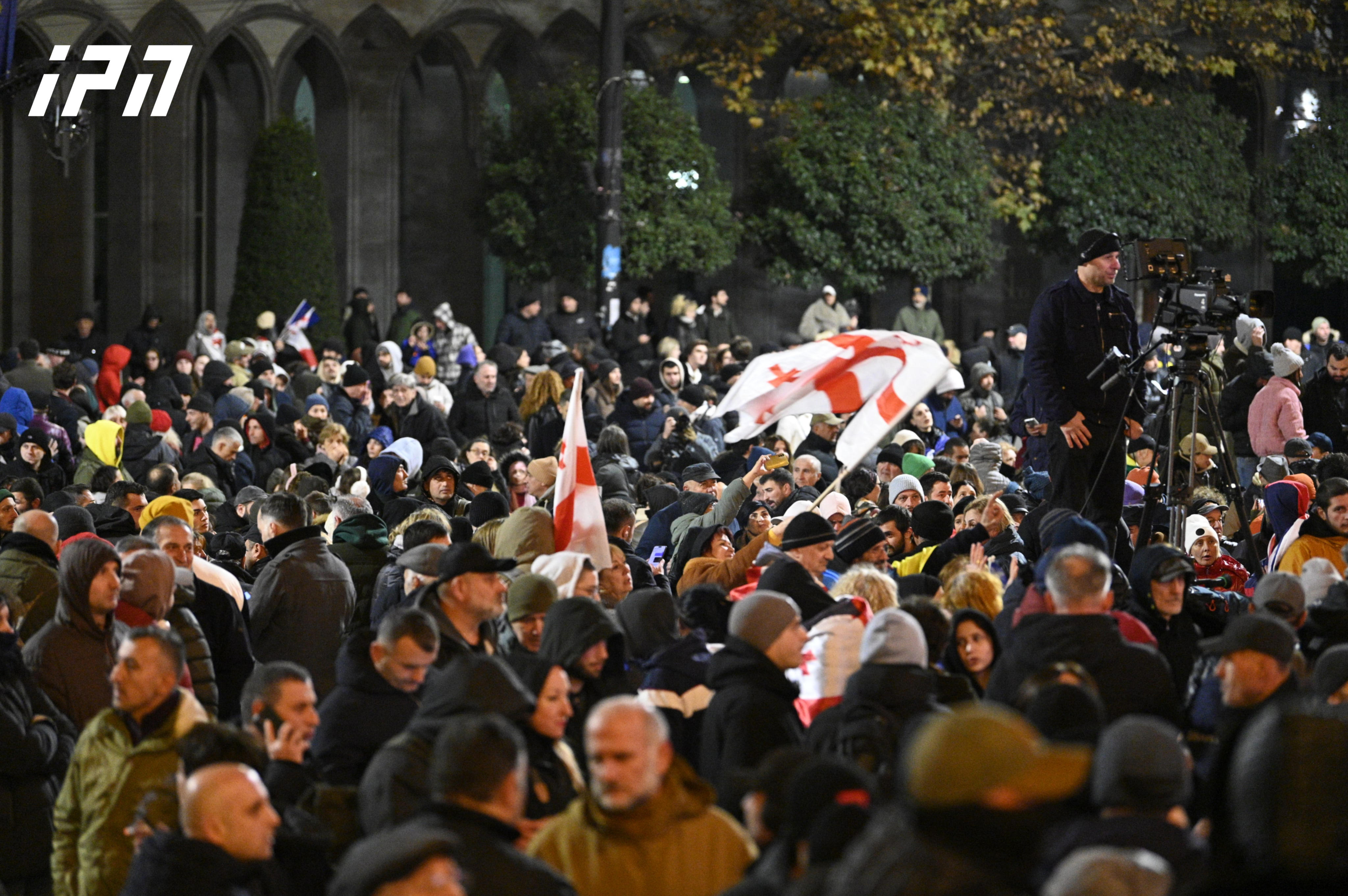 პარლამენტთან მომიტინგეებს აქციის ორგანიზატორებმა განუცხადეს, რომ პროტესტი გრძელდება და ყველა მომდევნო ქმედება იქნება არაპროგნოზირებადი