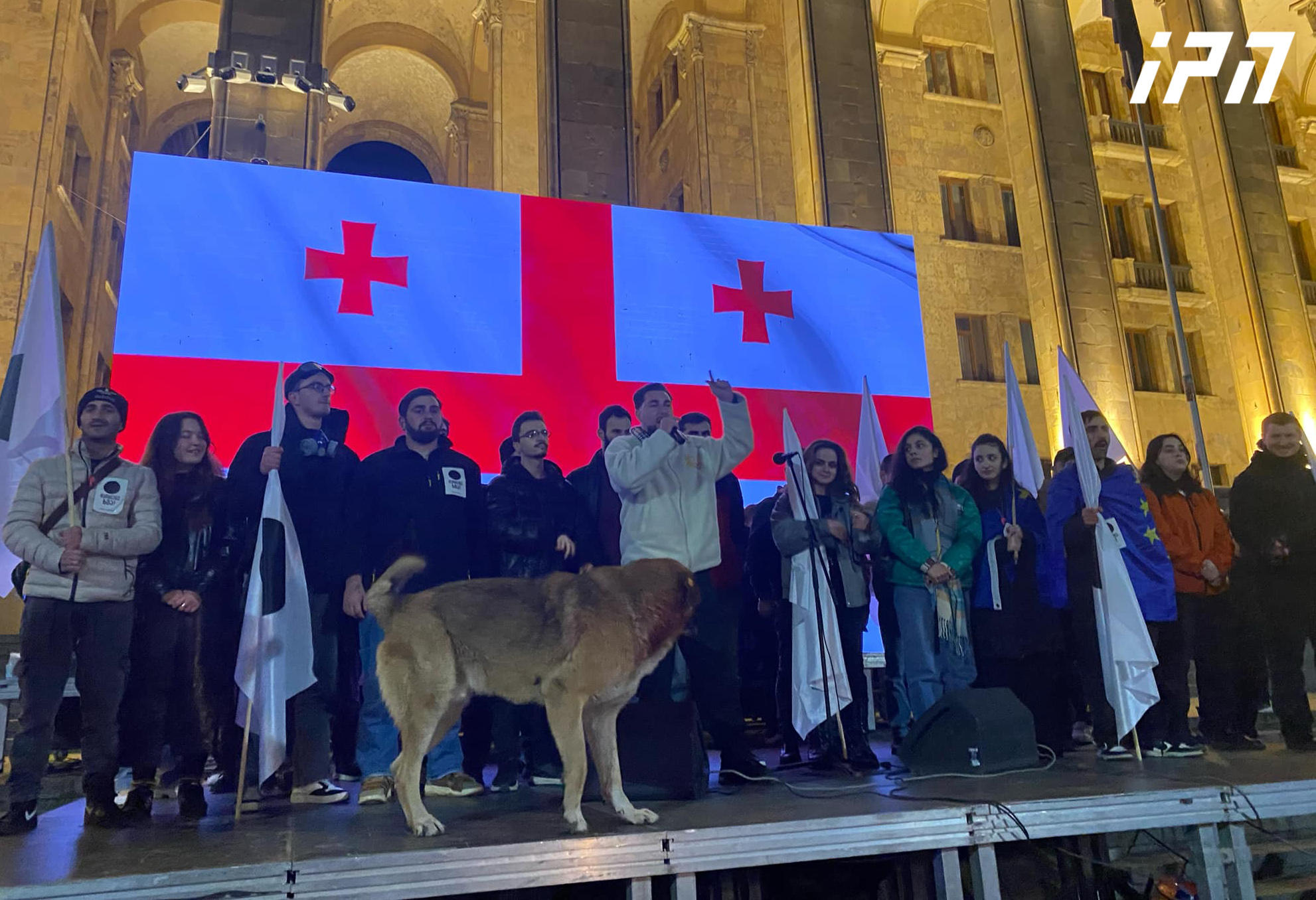 პარლამენტთან მომიტინგეებს ბათუმელი ახალგაზრდების ჯგუფი შეუერთდა