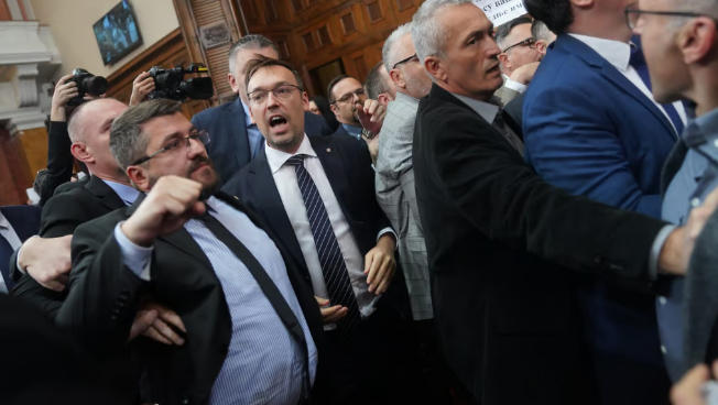 Politico - სერბეთის პარლამენტში ხელისუფლებისა და ოპოზიციის დეპუტატებს შორის ხელჩართული ჩხუბი მოხდა