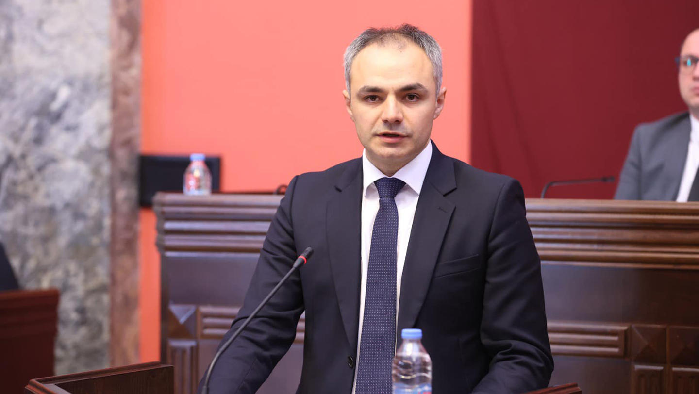 განათლების მინისტრობის კანდიდატი განმარტავს, რატომ მოხდა ქართულის საგამოცდო პროგრამიდან რიგი ნაწარმოებების ამოღება, ისტორიის საგანზე კი ამტკიცებს, რომ "არც ერთი ის საკითხი, რაზეც ოპონენტები მიუთითებენ", არ ამოუღიათ