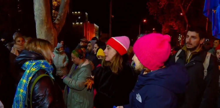 პარლამენტთან მოქალაქეები საპროტესტო აქციაზე იკრიბებიან, პარალელურად აქცია მიმდინარეობს „ქართული ოცნების“ ოფისთანაც - ასევე, მოქალაქეები იკრიბებიან სხვადასხვა ქალაქში