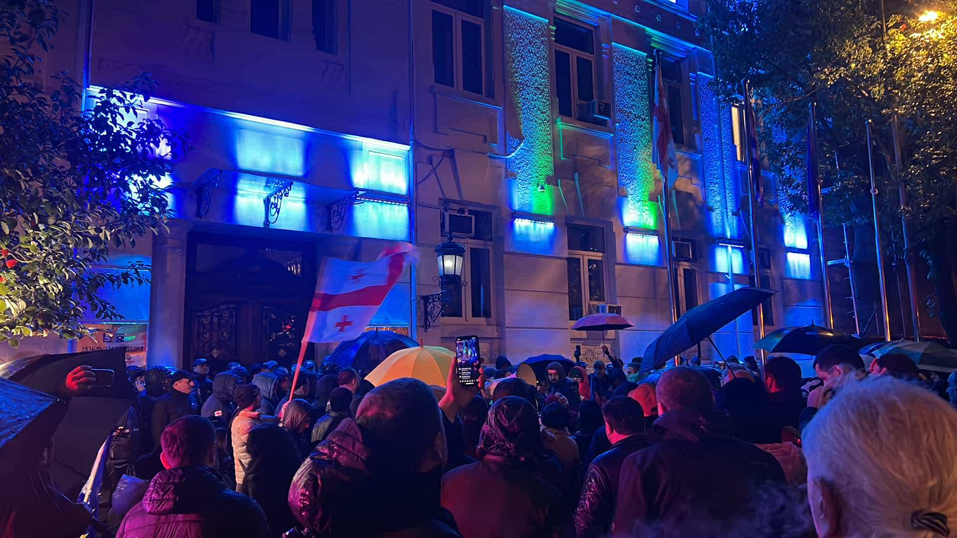 ბათუმში მოქალაქეები მსვლელობით მთავრობის სახლთან მიმდინარე საპროტესტო აქციას შეუერთდნენ