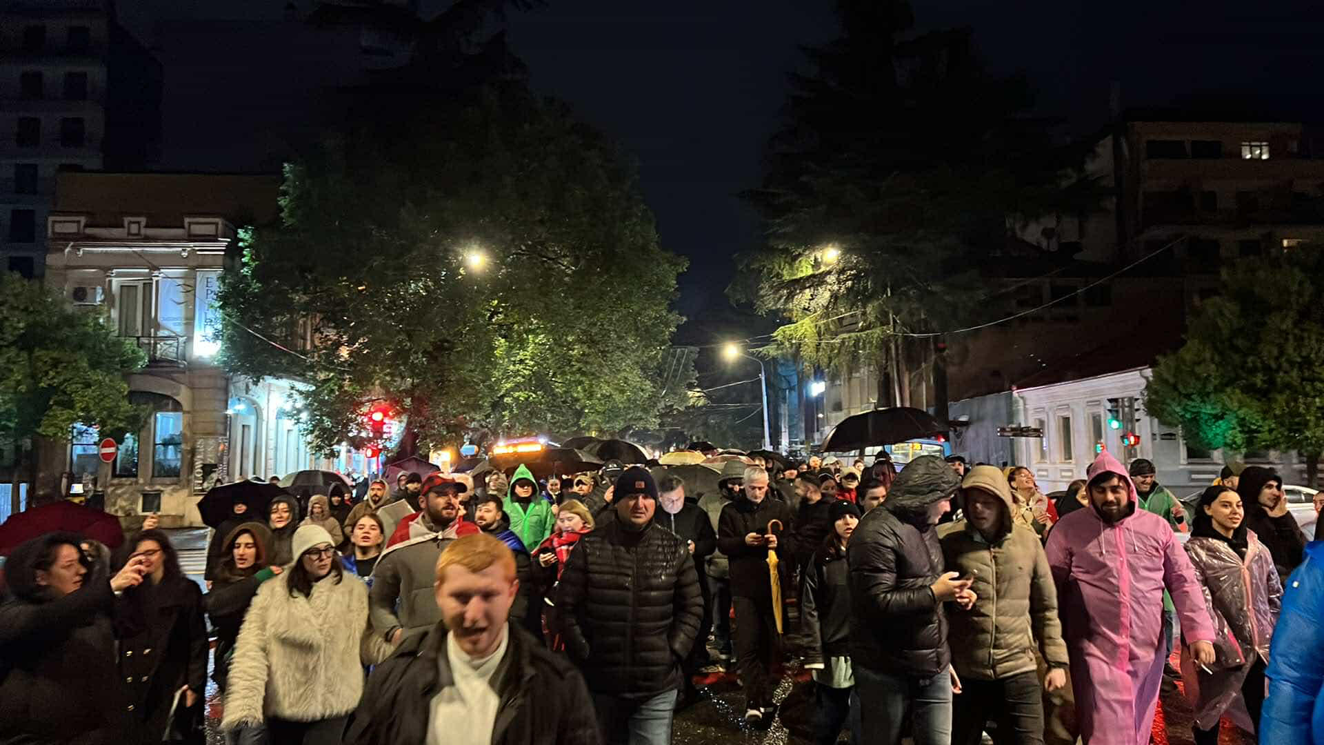 ბათუმში საპროტესტო მსვლელობა მიმდინარეობს - მომიტინგეებმა ჭავჭავაძის, ბარათაშვილისა და წერეთლის ქუჩები გადაკეტეს