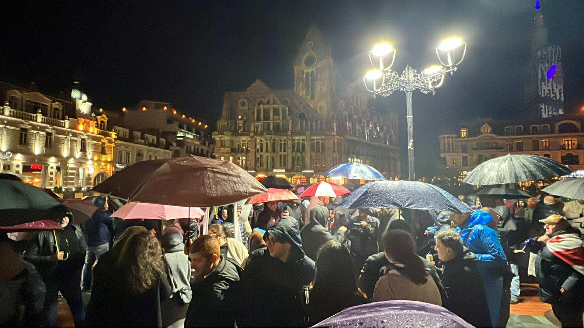 ბათუმში, ევროპის მოედანზე მოქალაქეები იკრიბებიან
