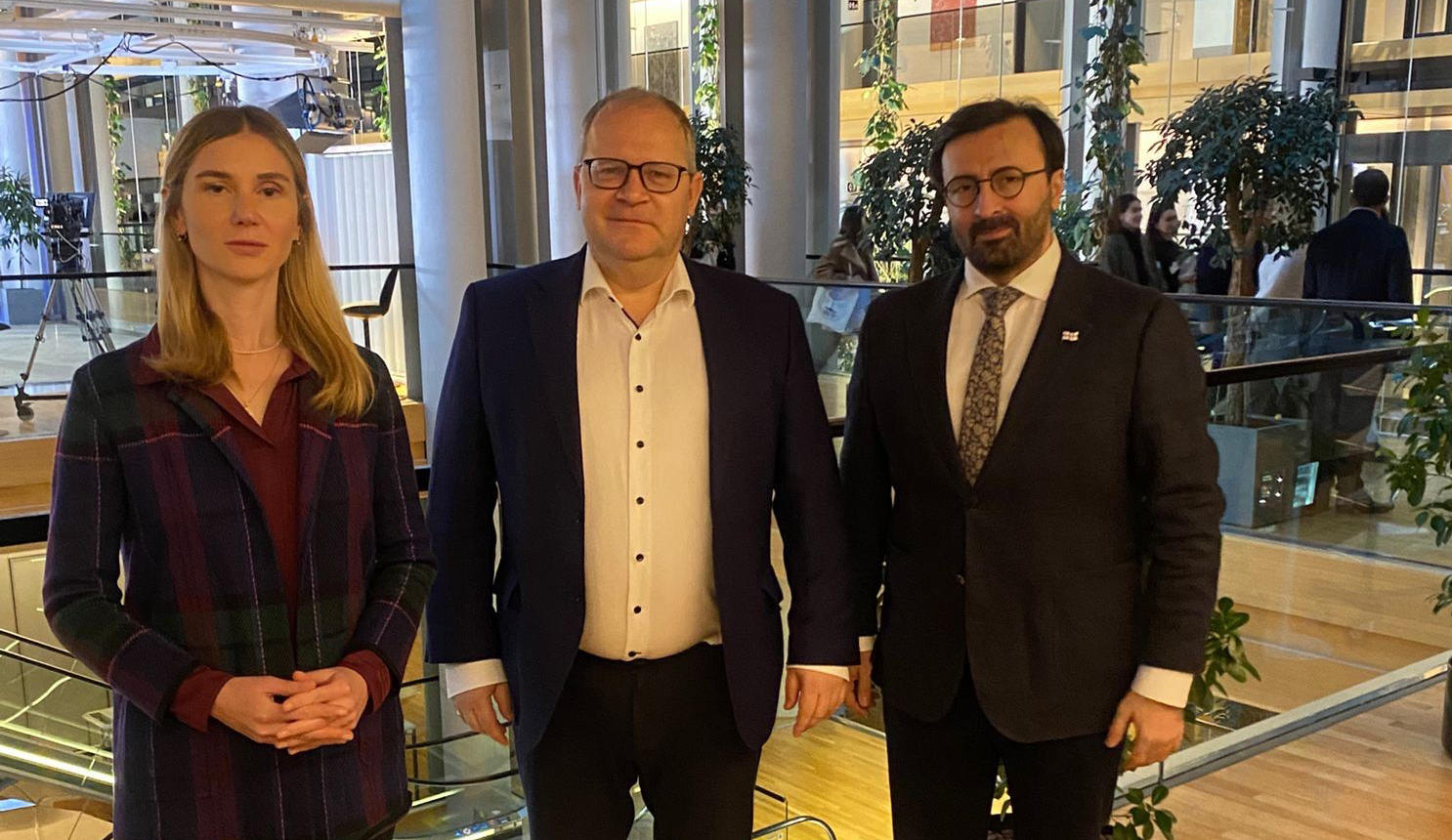 თინა ბოკუჩავა და გიორგი ჩალაძე ევროპარლამენტარ ურმას პაეტს შეხვდნენ